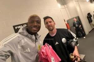 纳什维尔后卫赛后拿到梅西球衣，社媒晒照：无比自豪