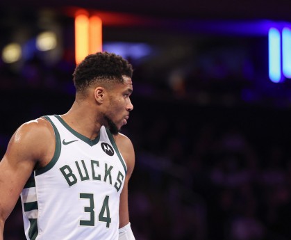 B体育官方网站-美记：多队高管认为雄鹿将采取激进操作安抚字母哥 试图赢在当下