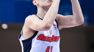 b体育官方下载-媒体人：王洪泽用稚嫩肩膀扛起广东脆弱内线 他值得更多时间&amp;机会