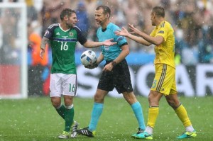 b体育官方下载-欧洲杯第一场雨战来袭?布加勒斯特球场成了游泳池