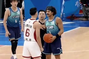 杰克逊与于米提身体碰撞后发生小摩擦，双方领到技术犯规